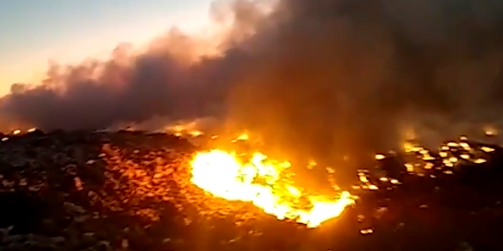 Corpo de Bombeiros combate incêndio em lixão a céu aberto na zona rural de Picos, no Piauí